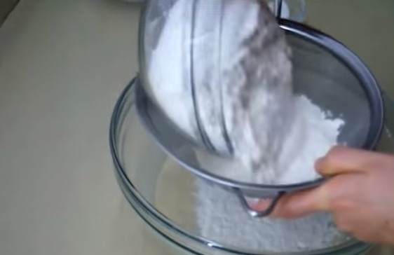 1. Этап. Быстрое дрожжевое тесто на кефире: 3. Через сито всыпаем муку, продолжаем замешивать.