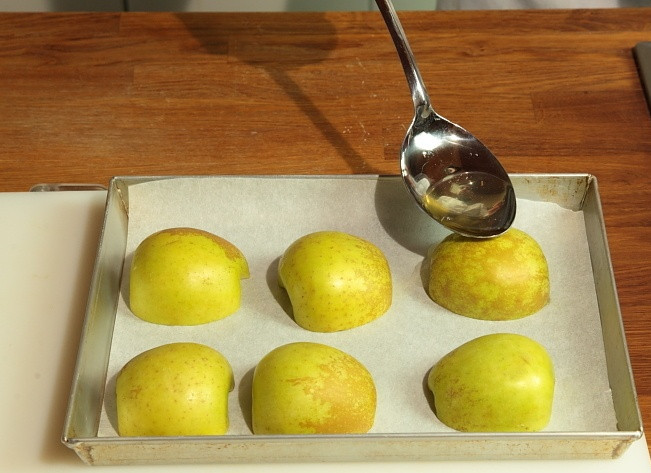 1. Этап. Запеченный гусь, фаршированный яблоками: Шесть яблок очистите и порежьте на половинки, уложите на противень, полейте жиром и запеките.