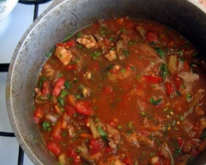 1. Этап. Подлива для лагмана: 5. Последними в подливу добавим помидоры и острую заправку. Когда цвет и густота блюда вам понравятся, а картофель и мясо будут полностью готовы, - готова и ваша заливка для лагмана!