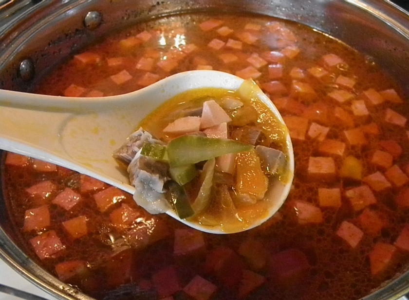 1. Этап. Солянка классическая: Добавьте в бульон к мясу огурцы, два вида колбасы, жареные овощи с томатом. Проварите 5 минут. Солянка готова!