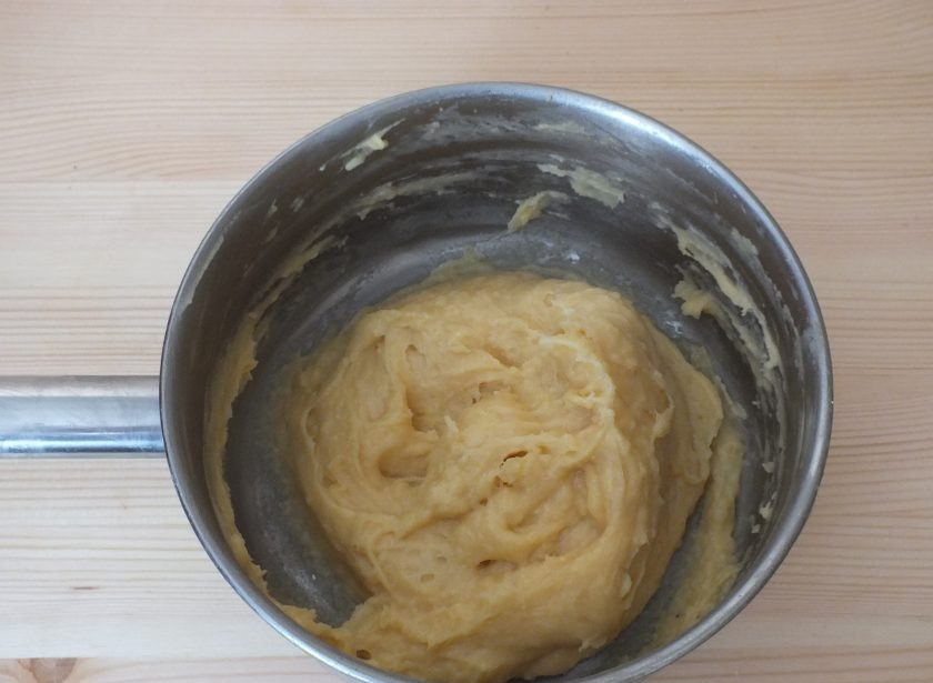 1. Этап. Профитроли с курицей: В итоге должно получиться эластичное, податливое тесто.