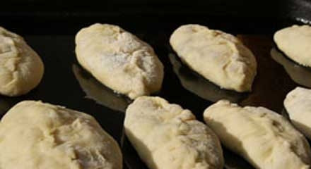 1. Этап. Пирожки с фасолью: Выложить пирожки на смазанный маслом или застеленный пекарской бумагой противень. Смазать сладкой водой, яйцом или чаем. Выпекать в разогретой до 180С духовке 20-25 минут.