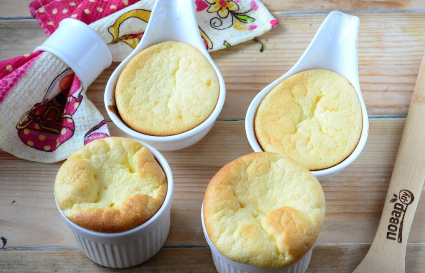 1. Этап. Суфле классическое: После того, как суфле будет готово, отключите духовку, но суфле не доставайте, на резком перепаде температур оно сразу упадет. Подержите его еще минут 10-15 в духовке, а затем доставайте.