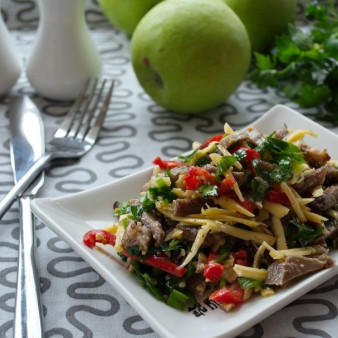 Салат с говядиной и сыром