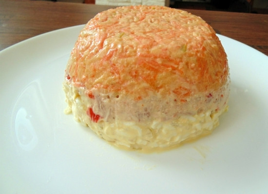 1. Этап. Салат Шапочка Деда Мороза: 7. Через 20 минут переверните салат на тарелку для подачи, снимите салатницу и пленку.