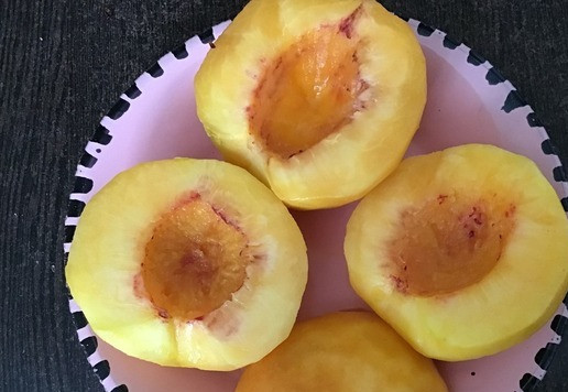 1. Этап. Карамелизированные персики: Персики для этого десерта подходят спелые, но достаточно твердые, чтобы во время приготовления не потеряли форму. Персики очистить от кожуры, разрезать пополам и удалить косточки.