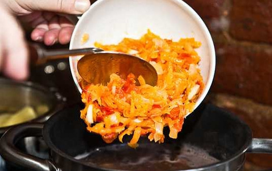 1. Этап. Вкусный фасолевый суп: 9. Минут через 7-10 добавьте овощи.