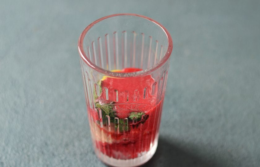 1. Этап. Лимонад из красной смородины: Разлейте сироп из красной смородины по стаканам.