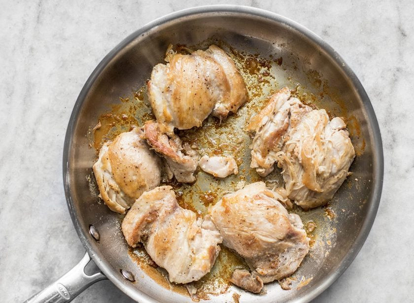 1. Этап. Куриные бедрышки на сковороде: 2. Разогрейте сковороду с растительным маслом, затем выложите мясо. Обжаривайте бедра с каждой стороны 5-7 минут.