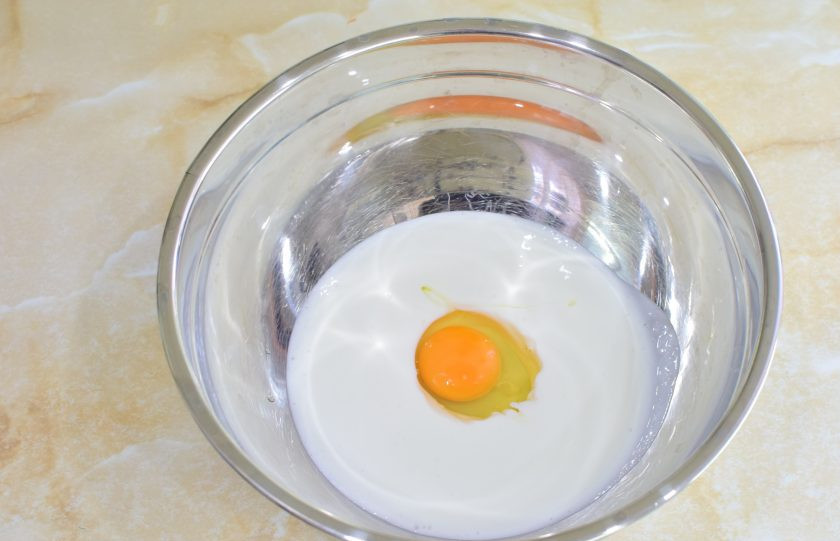 1. Этап. Жареные пирожки на кефире с картошкой и грибами: Для приготовления теста смешайте кефир с яйцом. Добавьте соль и сахар.