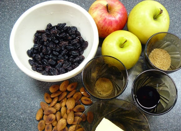 1. Этап. Яблочный штрудель из готового слоеного теста: Тесто готовое разморозьте заранее, если оно заморожено. Остальные ингредиенты подготовьте, чтобы под рукой были. Изюм замочите в кипятке, чтобы он был мягким. Яблоки очистите от кожуры, удалите сердцевину. Порежьте на кубики.