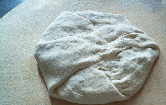 1. Этап. Осетинский пирог с зеленью: 5. И как следует залепить. Осетинский пирог с зеленью в домашних условиях готов к выпечке.