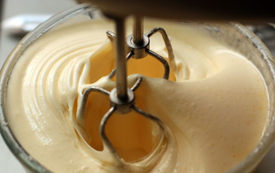 1. Этап. Польский кулич: Тем временем яйца необходимо взбить с сахаром до образования густой массы белого цвета.