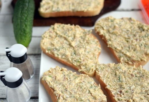 1. Этап. Бутерброды с тунцом и икрой: 6. Намазываем полученную массу в виде паштета на нарезанные части батона и выкладываем на блюдо.