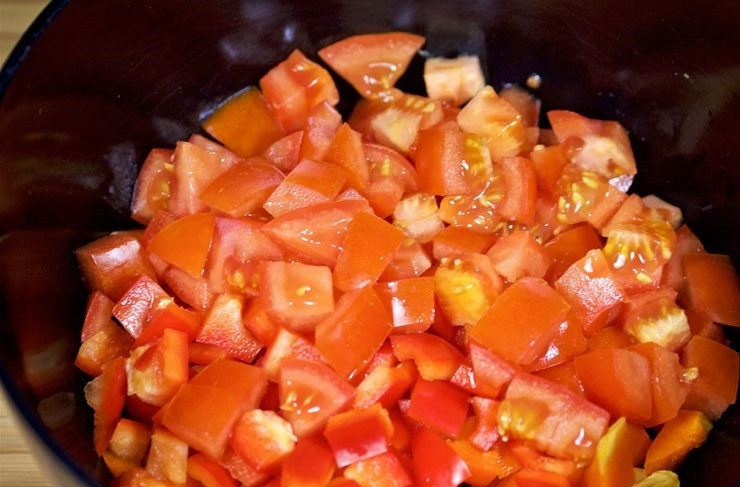 1. Этап. Салат с овощами, ветчиной и макаронами: 3. Следом — помидорчики.