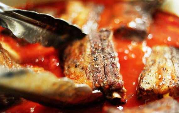 1. Этап. Говяжьи ребрышки, тушенные в томатном соусе: Через пару минут положите в соус ребра, немного прогрейте, а затем отправьте в духовку на 3,5 часа при 135 градусах. Готовые ребрышки подайте с отварной пастой и получившимся томатным соусом, посыпав тертым сыром и петрушкой.