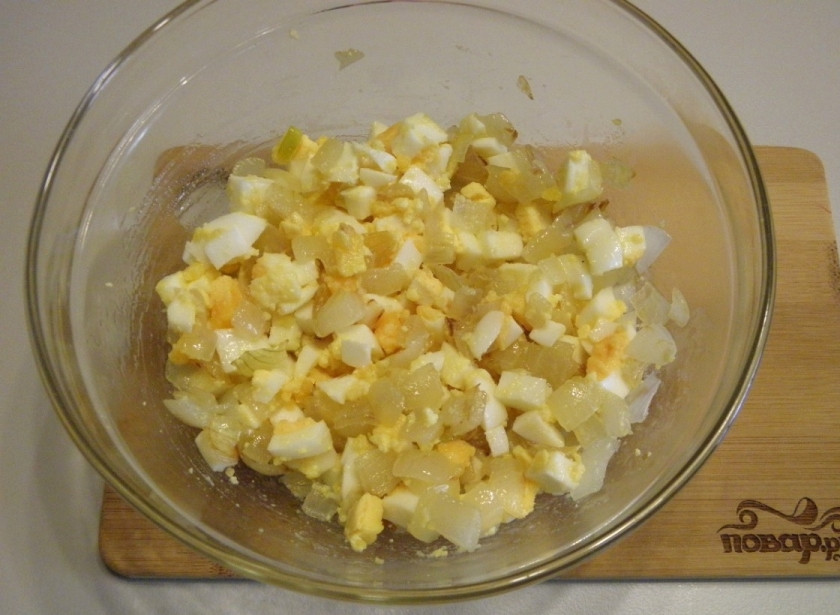 1. Этап. Зразы из фарша в духовке: Отварные яйца порубите ножом на кубики. Смешайте с жареным луком. Начинка готова.