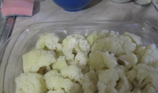 1. Этап. Цветная капуста запеченная в духовке со сметаной: Теперь ее можно разобрать на соцветия и выложить в форму для запекания предварительно смазанную маслом.