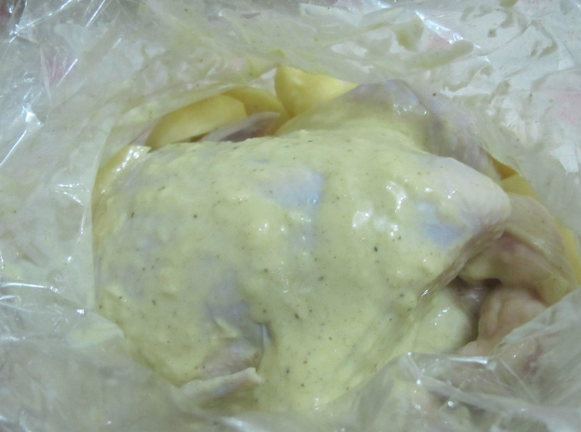 1. Этап. Курица в пакете: Теперь подготовим курицу. Я буду готовить ее целиком, но можно делать подобным образом и различные части: например, ножки или крылышки. Обмазываю курицу сметанной смесью со всех сторон и изнутри в том числе. Кладу её в пакет для запекания и оставляю мариноваться на час.