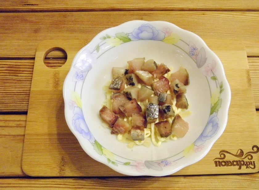 1. Этап. Селедка под шубой без моркови: Положите кубики сельди. Этот слой смазывать не нужно.