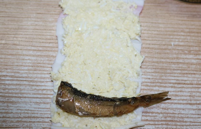 1. Этап. Шпроты в крабовых палочках: Сверху положите 1 рыбку