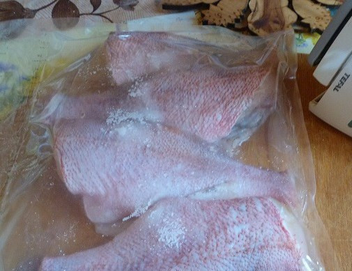 1. Этап. Копченый морской окунь: Чистим рыбу и хорошенько натираем солью, запечатываем в вакуумные пакеты, ставим под гнет и убираем в холодильник на 3 суток.