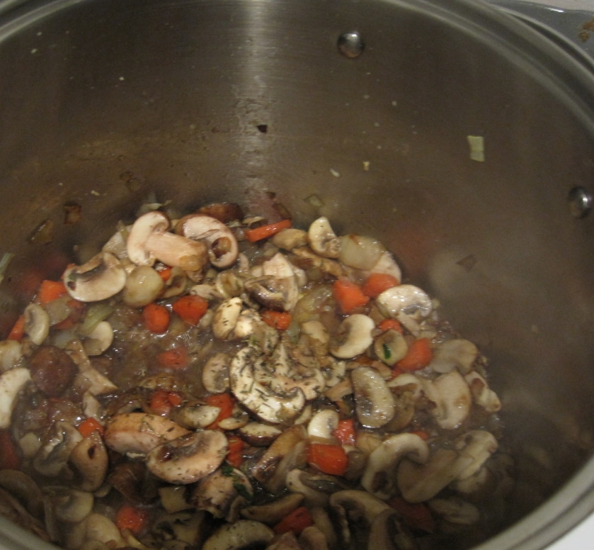 1. Этап. Грибной суп с гречкой: Затем к овощам добавьте вино, чеснок, посолите и добавьте приправ по вкусу. Готовьте, пока не появится характерный запах чеснок, а грибочки и овощи станут мягкими. Потом влейте бульон. Всыпьте гречку, доведите до кипения.