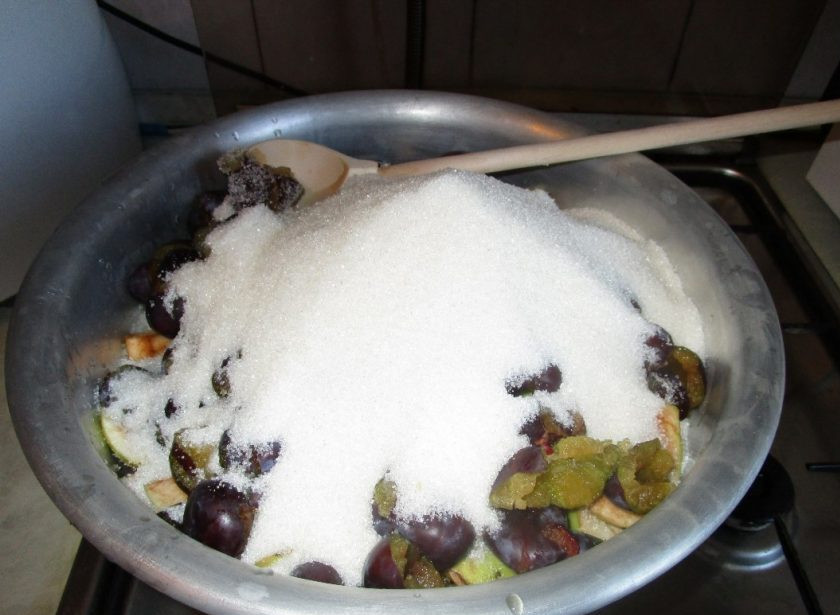 1. Этап. Варенье из сливы, яблока и апельсина: 2. Засыпьте все сахаром, добавьте корицу (можно молотую или палочку).