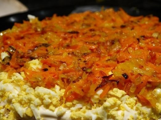 1. Этап. Салат с грибами, курицей: 7. Сверху распределите жареные овощи.