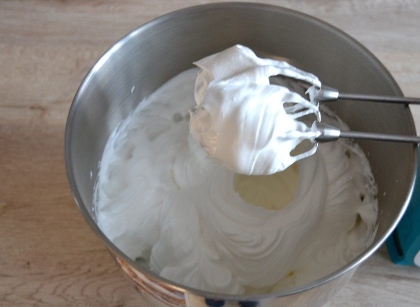 1. Этап. Корзиночки с белковым кремом по ГОСТу: Очень тонкой струйкой вливайте сироп к белкам, продолжая взбивать, стараясь не попадать на лопасти венчика. Взбивайте 5-7 минут, готовый крем должен 