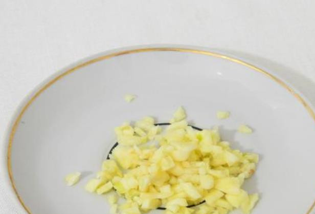 1. Этап. Баранина в мультиварке Редмонд: Измельчите чеснок.