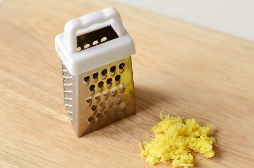 1. Этап. Апельсиновый джем с имбирем: Корень имбиря натрите на терке. Добавьте в кастрюлю, перемешайте.