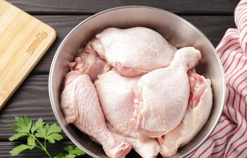 1. Этап. Куриные окорочка в казане на костре: Разрежьте окорочка на две части — на голень и бедро. Переложите в глубокую миску.