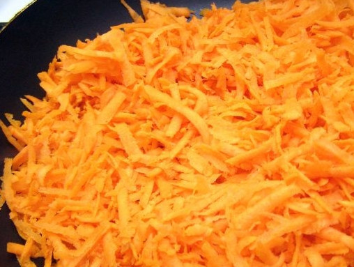 1. Этап. Синенькие с морковкой на зиму: Тушите тертую морковь на сковороде в течение 10 минут. Не забудьте использовать растительное масло.