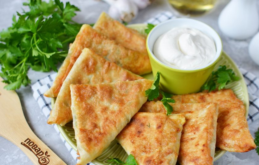 1. Этап. Пирожки в лаваше: Подавайте пирожки горячими с любимыми соусами, например, сметаной, хотя на мой взгляд они сами по себе шикарны, даже не хочется окунать в сметанку! Пробуйте!