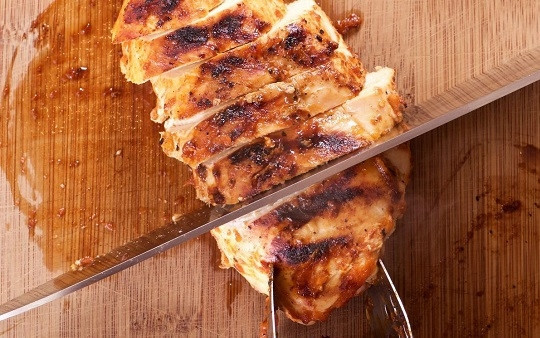 1. Этап. Курица на гриле с овощами и соусом барбекю: 12. Готовую курочку аккуратно нарежьте острым ножом.