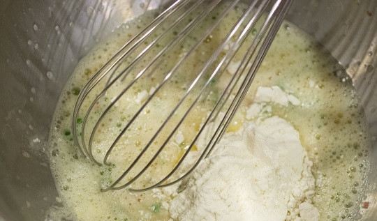 1. Этап. Окономияки: 4. Всыпьте муку, перемешайте.