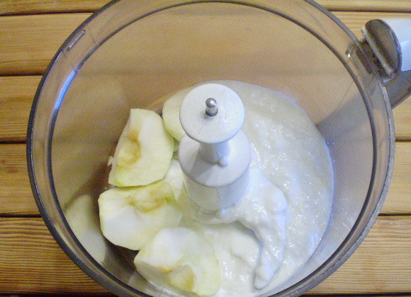 1. Этап. Смузи яблочный: 3. В чашу блендера кладем яблоко, кефир, ложку сахара. Включаем блендер. Сахар или мед можно вообще не добавлять, т.к. вполне хватит сладости от яблока.