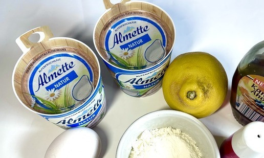 1. Этап. Вафли из творожного сыра: Приготовить ингредиенты. У меня на фото 2 яйца, так как я готовила 2/3 порции, а в ингредиентах даю полный расклад ингредиентов. Тесто готовится очень быстро, поэтому нужно сразу включить вафельницу для разогрева.