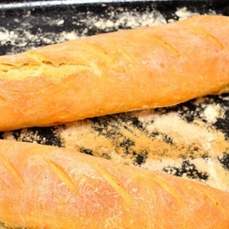 1. Этап. Французский багет: 14. Как только выберете воду (по истечению 10 минут), понизьте температуру в духовке до 180 градусов. Выпекайте багеты в течение 20 минут.