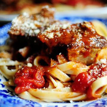 1. Этап. Рёбрышки в томатном соусе: Подайте на стол и посыпьте тёртым сыром пармезан.