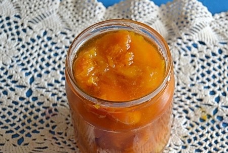 1. Stage. Apricot jam with slices: After the third cooking, put the jam in sterile jars and roll it up.