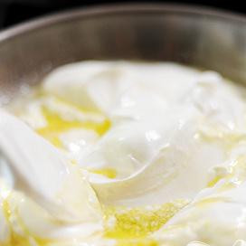 1. Этап. Запеченные макароны с лимоном: Добавить сметану.