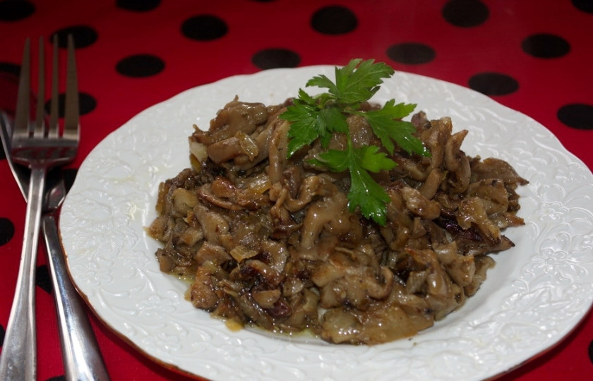 1. Этап. Вешенки, жаренные с луком: Подайте грибы к столу. Они вкусны как сами по себе, так и с гарниром. В качестве гарнира я предлагаю жарено-тушеную капусту, картофель или любой вид круп.