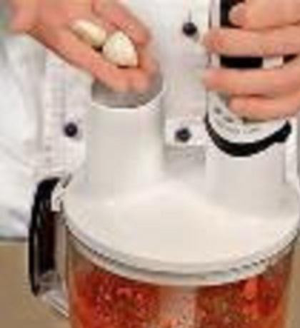 1. Этап. Картофель с соусами мохо: 2. Чтобы приготовить пряный мохо, маринованный перец надо растереть в пюре. Добавить туда очищенный чеснок, соль, острый перец и кумин.