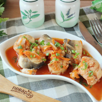 Рыбные консервы в томатном соусе