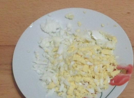 1. Этап. Рыба отварная с соусом польским: Яйца сварить вкрутую, охладить и очистить от скорлупы. Натереть на терке.