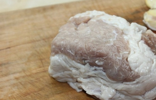 1. Этап. Буженина из свиной шеи: 1. Мясо вымойте и промокните бумажной салфеткой.