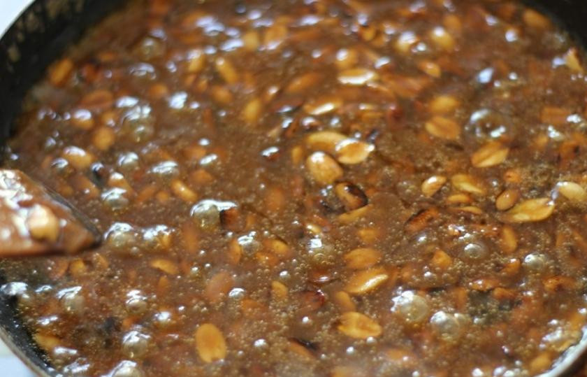 1. Этап. Карамельное печенье с арахисом: Когда начинка достигнет такой консистенции как на фотографии, отставить ее в сторону.