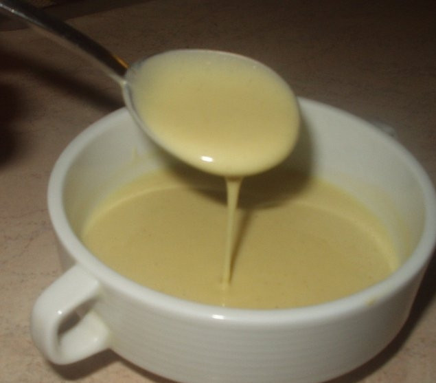 1. Этап. Салат Цезарь с рыбой: Чеснок растереть с солью и перцем. добавить горчицу, яйца и лимонный сок, взбить. Не прекращая взбивать соус, постепенно ввести масло. Должна получиться довольно однородная заправка светло-желтого цвета.